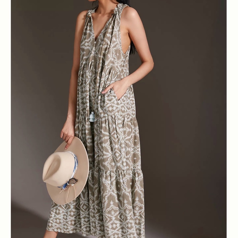 Elegant Maxi Dress in Beige Pattern